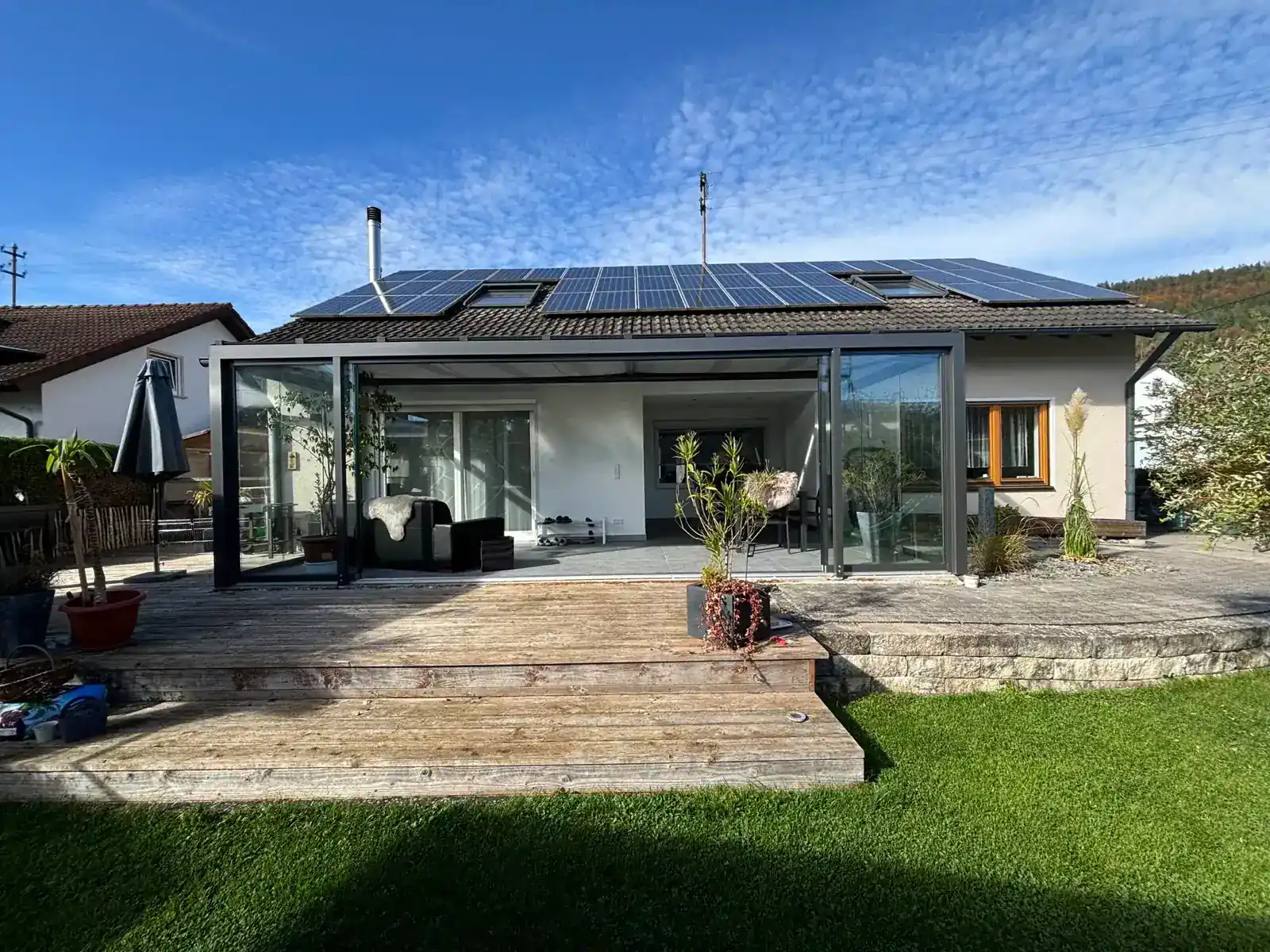 Terrassendach SDL Alerio mit Holzterrasse an einem Wohnhaus in Mühlheim